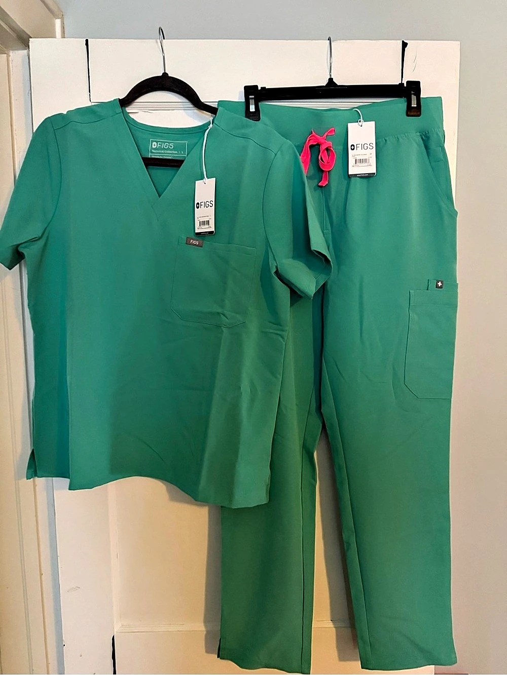 NWT Figs Catarina One-Pocket Scrub Top and High-Waisted Yola Skinny Scrub Pants